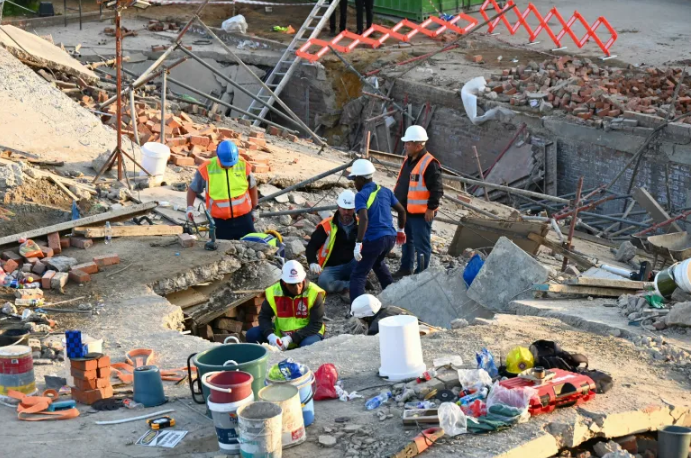 Vẫn còn hơn 40 người mắc kẹt trong vụ sập nhà ở Nam Phi