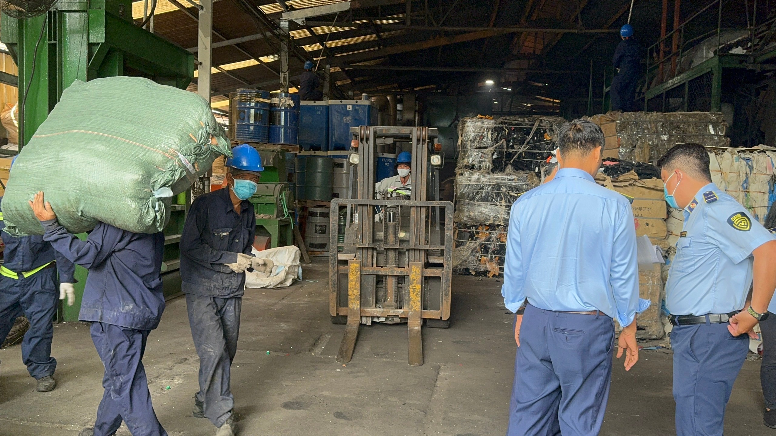TP HCM Tiêu hủy hơn 62 000 sản phẩm không đảm bảo chất lượng