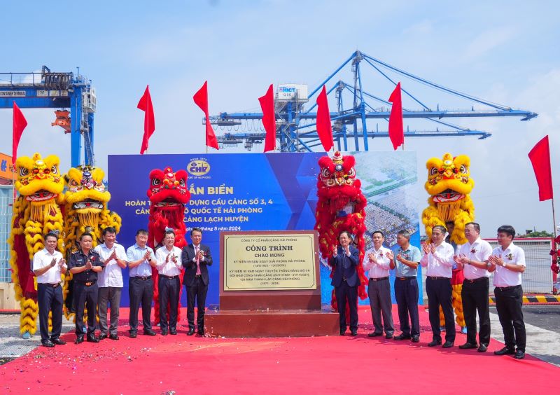 Gắn biển cầu cảng số 3, 4 Cảng cửa ngõ quốc tế Hải Phòng