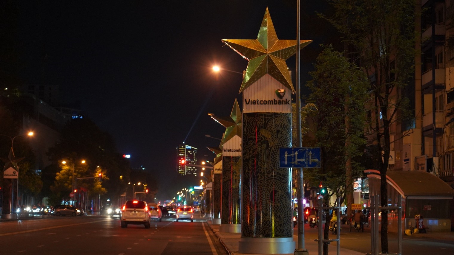 TP Hồ Chí Minh Hàng loạt biển quảng cáo, trang trí lớn đã tắt điện sau 22 giờ