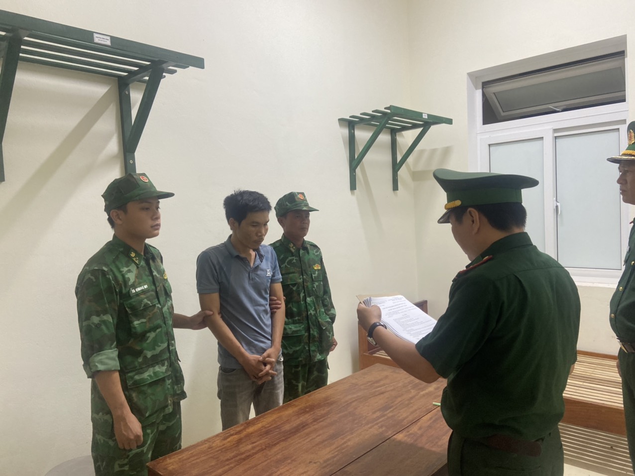 Triệt phá đường dây vận chuyển, mua bán hơn 6 600 viên ma tuý