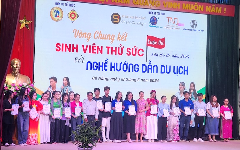 Sinh viên thử sức với nghề Hướng dẫn Du lịch