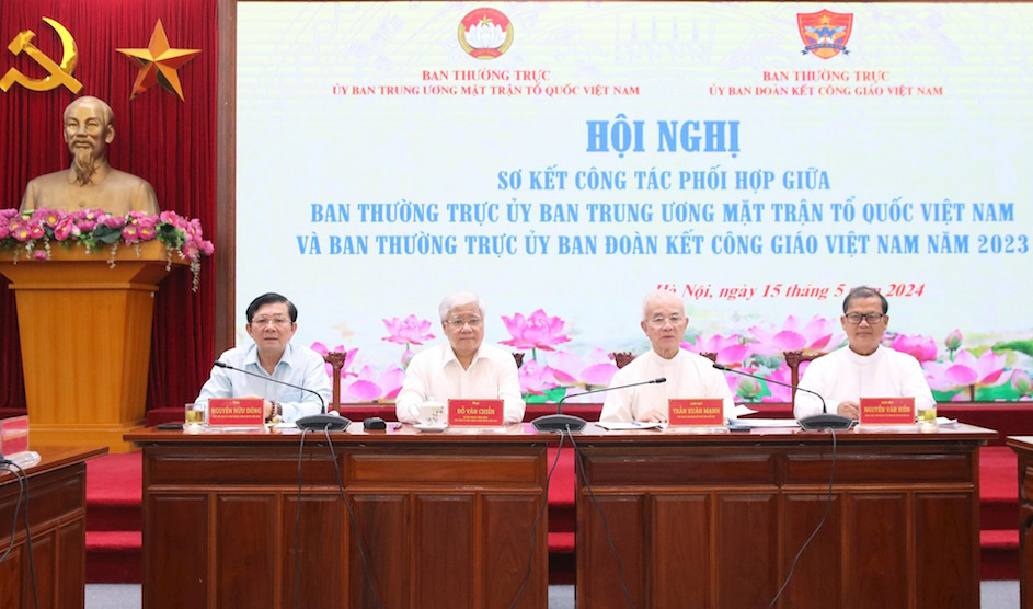 Vận động các tổ chức tôn giáo, chức sắc, chức việc, nhà tu hành, tín đồ sống tốt đời đẹp đạo