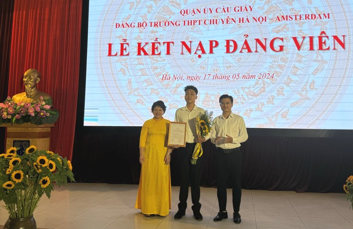 Trường THPT chuyên Hà Nội – Amsterdam 3 học sinh được kết nạp Đảng