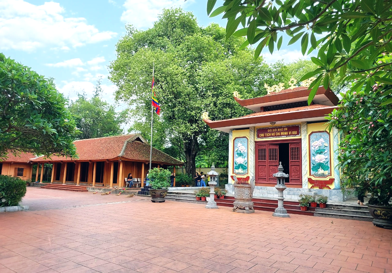 Thăm Khu lưu niệm Bác Hồ ở Vạn Xuân