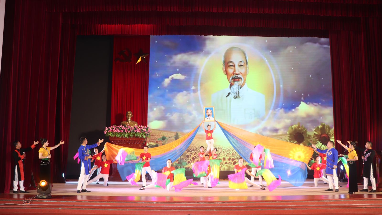 Lai Châu Biểu dương, khen thưởng 57 tập thể, cá nhân điển hình tiêu biểu học tập và làm theo Bác