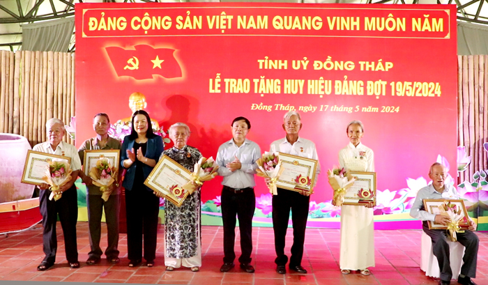 Đồng Tháp Trao tặng Huy hiệu Đảng đợt 19 5 cho các đảng viên