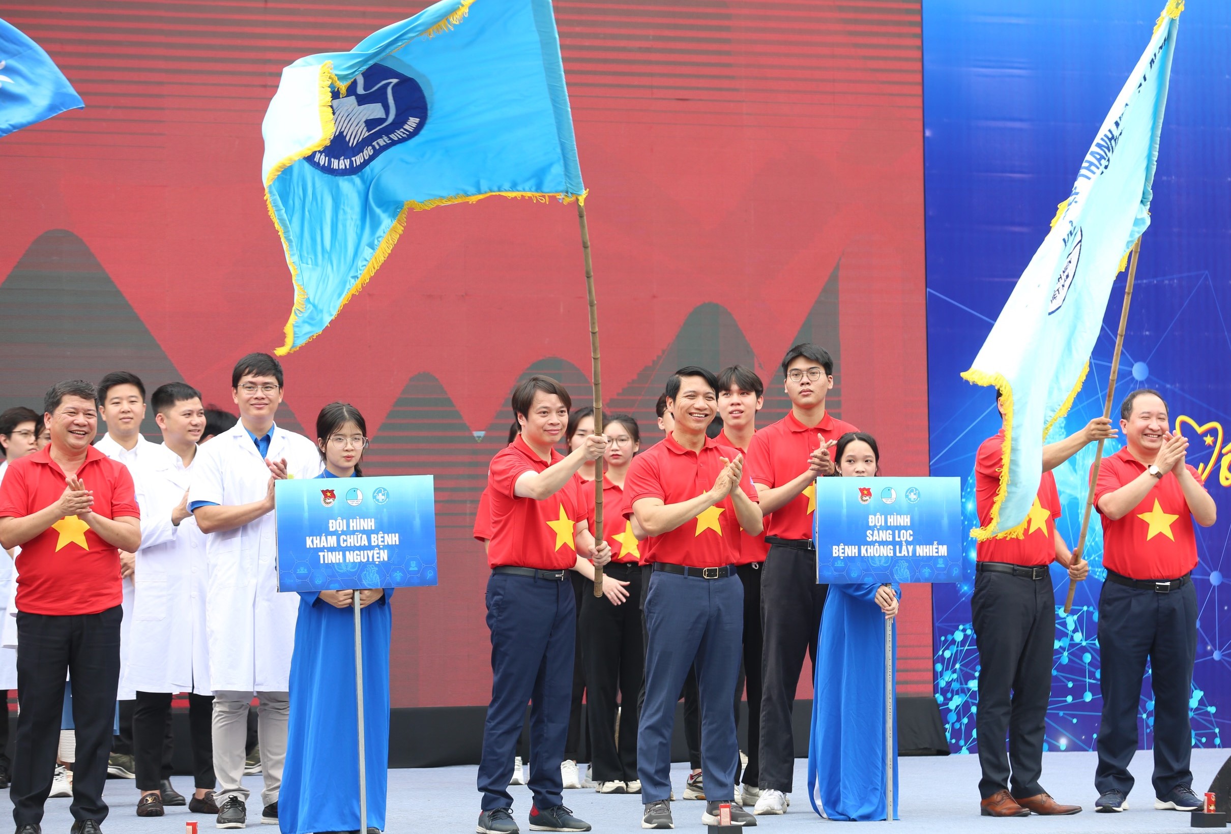 Thầy thuốc trẻ tình nguyện vì một Việt Nam khỏe mạnh hơn