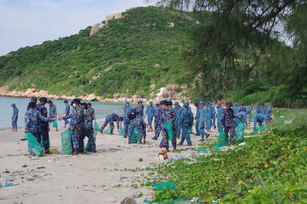 Tuổi trẻ Hải quân chung tay làm sạch biển