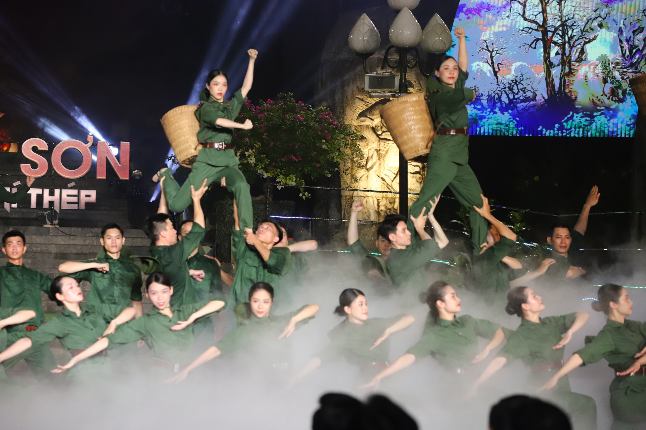 Hào hùng Chương trình nghệ thuật đặc biệt Trường Sơn - Chân trần chí thép