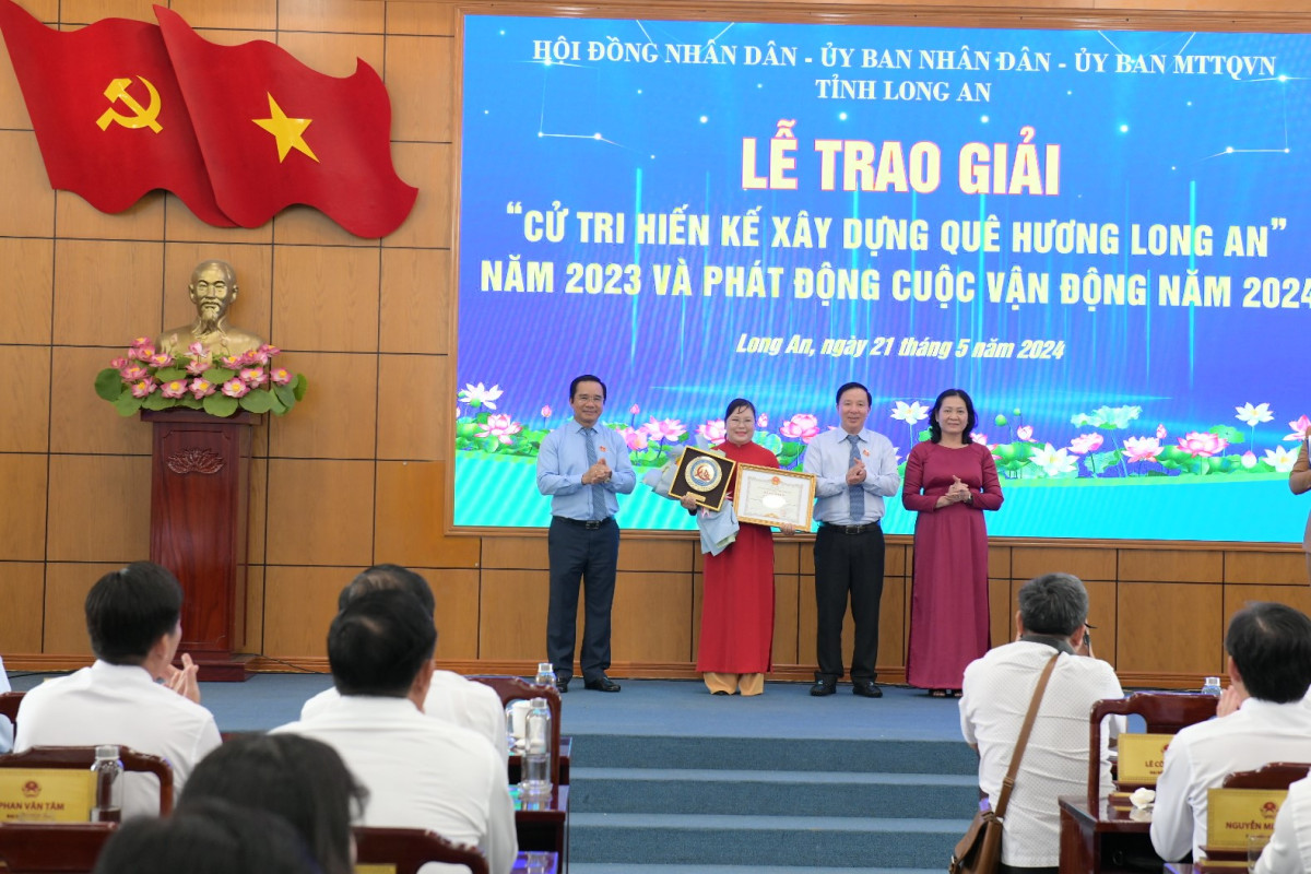 Trao giải Cuộc vận động “Cử tri hiến kế xây dựng quê hương Long An”