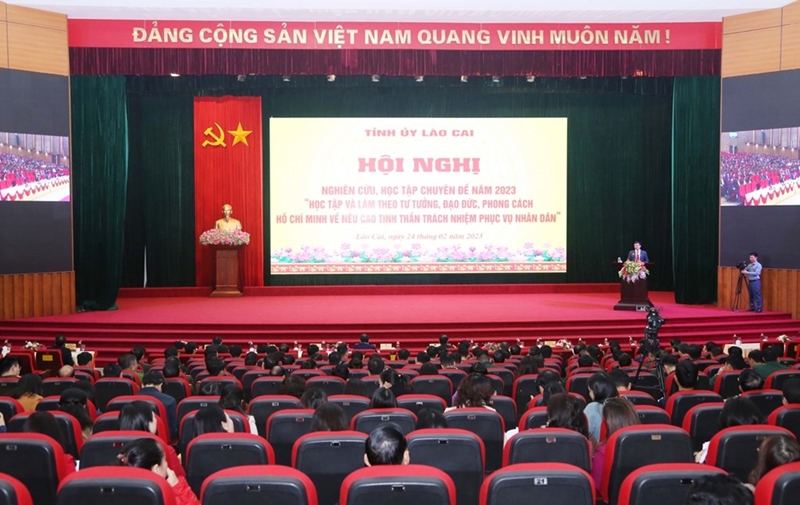 Kết hợp chặt chẽ giữa học tập với làm theo Bác