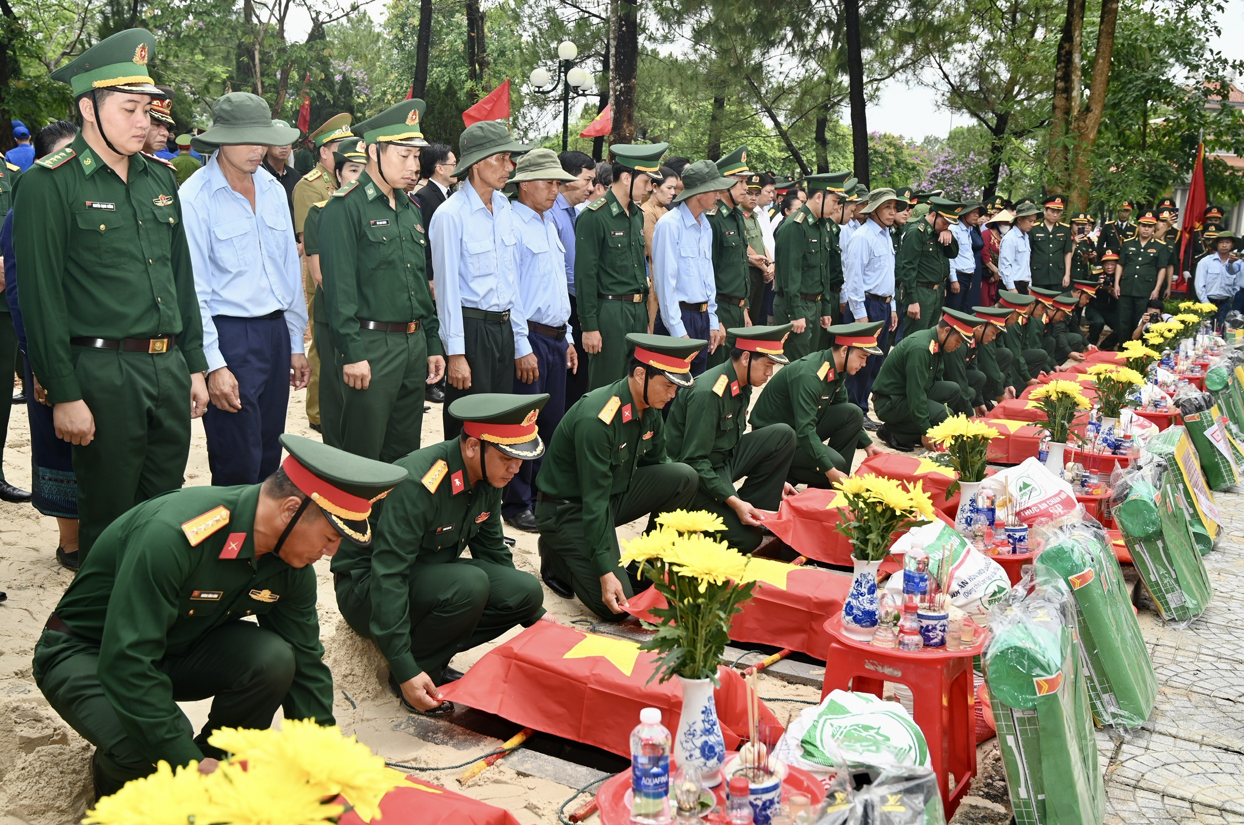 Long trọng tổ chức truy điệu và an táng hài cốt liệt sỹ hy sinh ở Lào