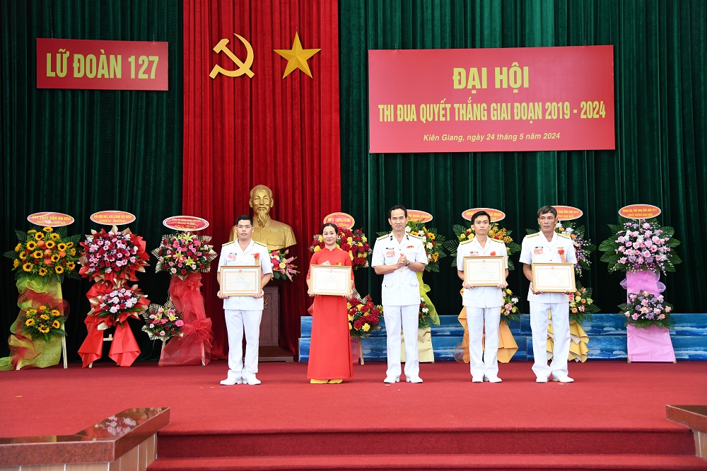 Đẩy mạnh thi đua quyết thắng để hoàn thành tốt nhiệm vụ