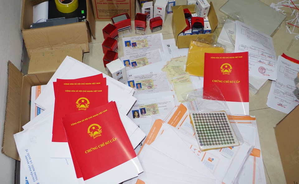 Triệt phá đường dây tài liệu giả quy mô đặc biệt lớn