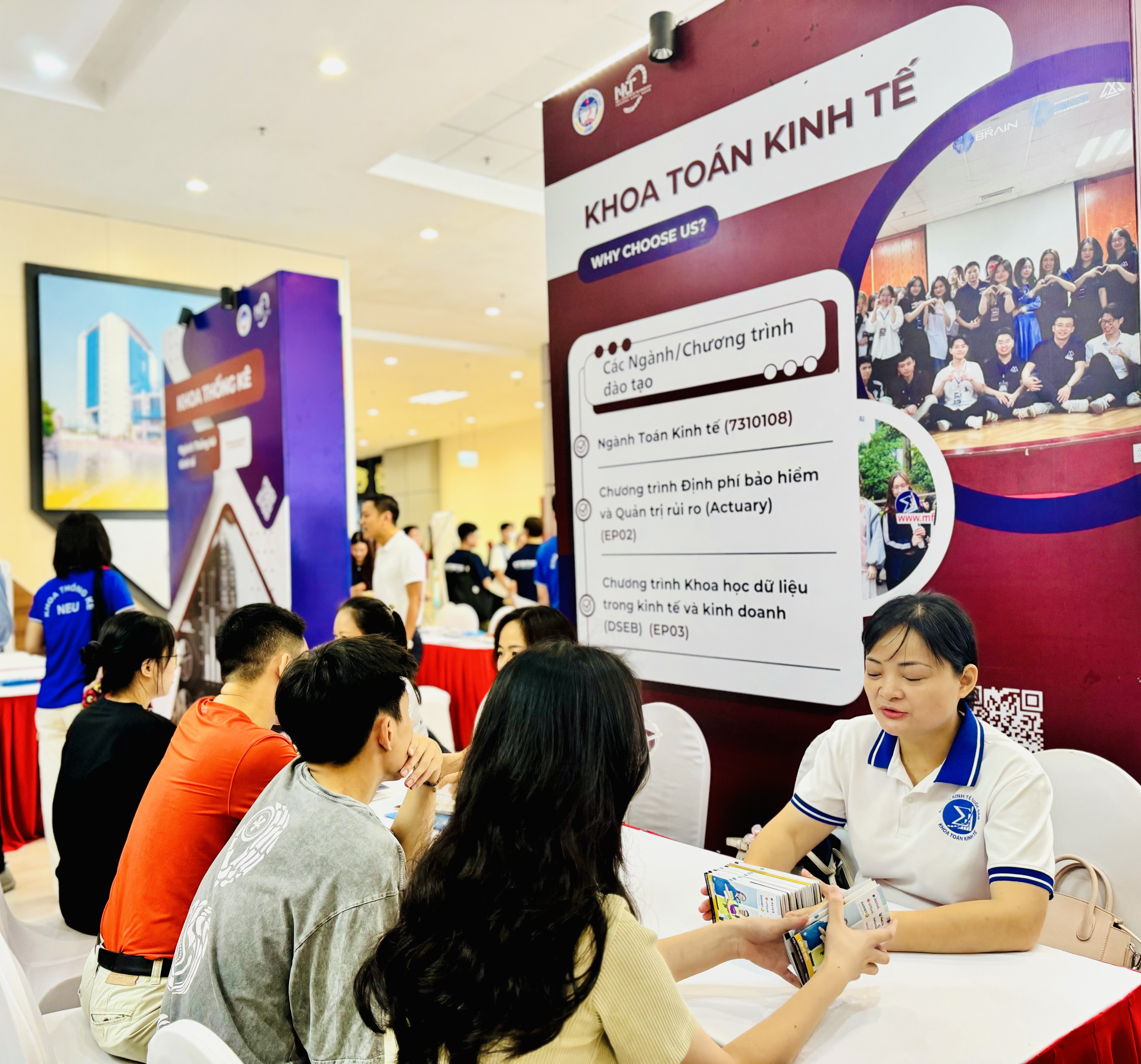 Sôi động Ngày hội tư vấn tuyển sinh tại Trường Đại học Kinh tế Quốc dân