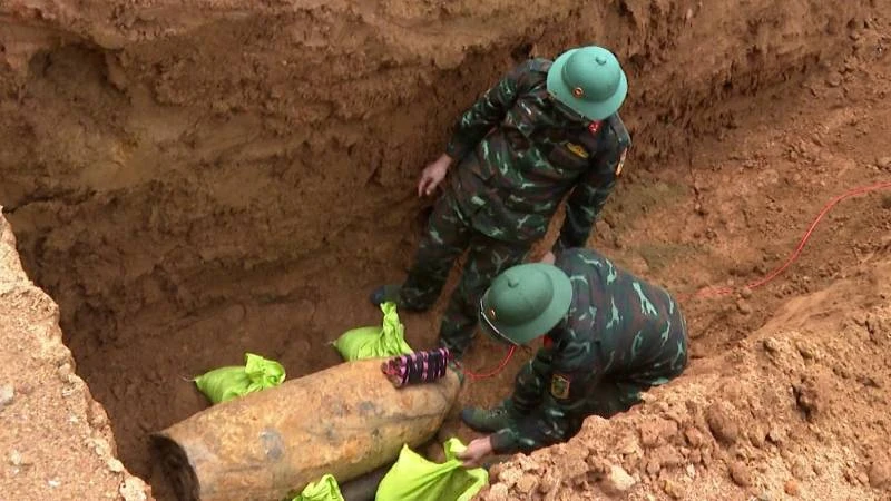 Quảng Bình Hủy an toàn quả bom lớn còn nguyên kíp nổ