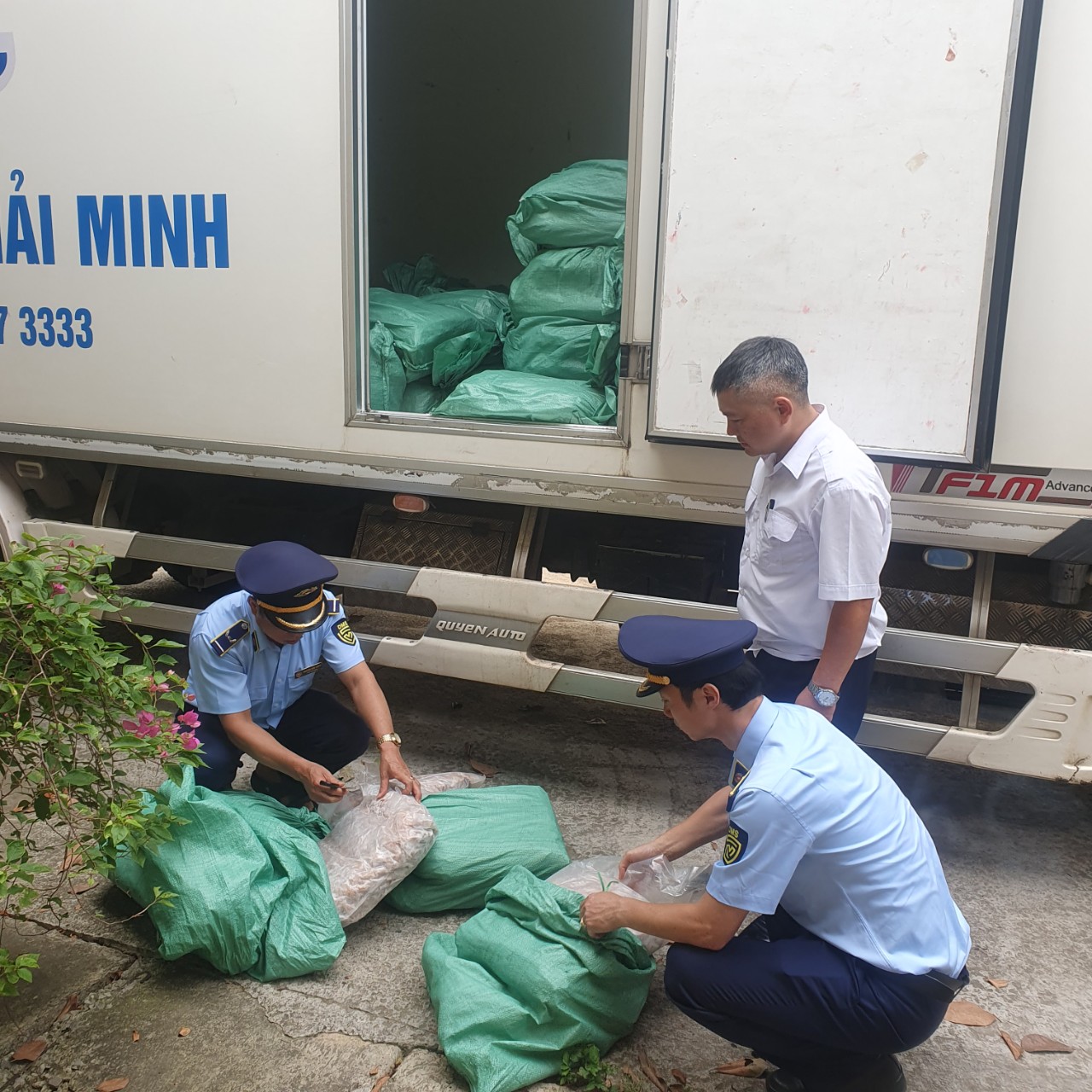 Lạng Sơn Kiểm tra, bắt giữ 4 tấn chân gà không rõ nguồn gốc