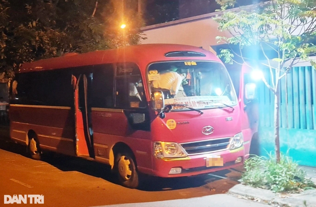 Bé 5 tuổi bị bỏ quên trên xe Bắt khẩn cấp người phụ trách đưa đón