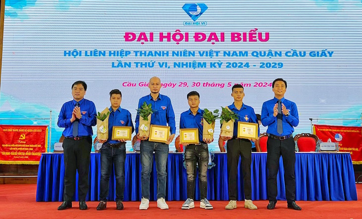4 thanh niên đập tường cứu người nhận huy hiệu Tuổi trẻ dũng cảm