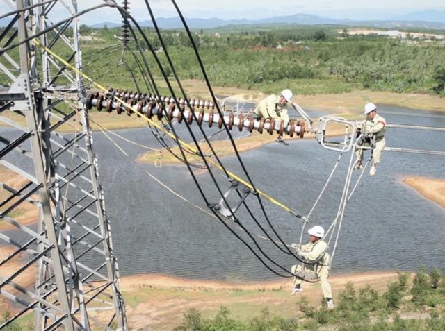 EVN tập trung nhân lực dựng cột, kéo dây dự án đường dây 500kV