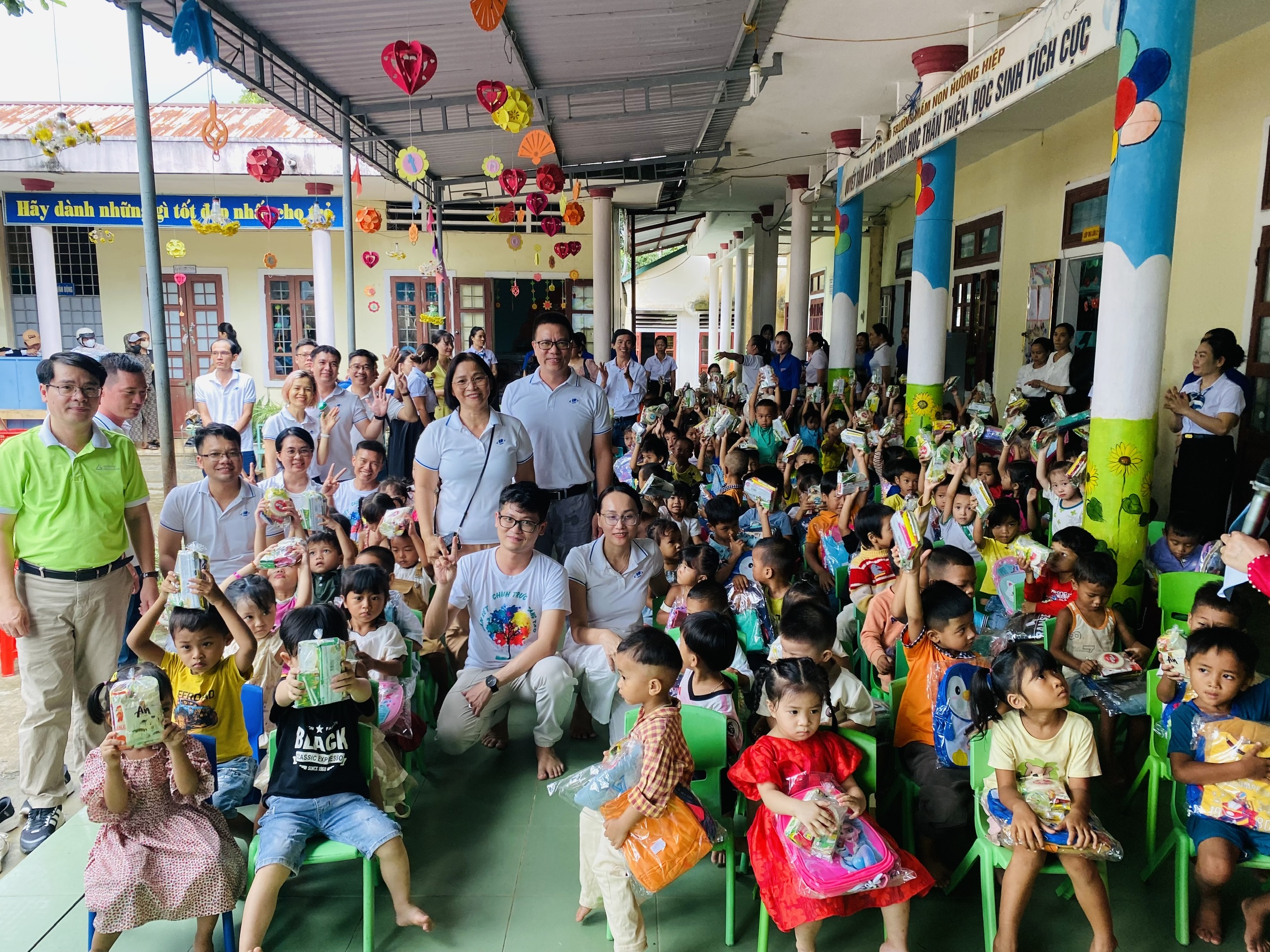 Khoa Quản trị kinh doanh, Trường Đại học Mở TP Hồ Chí Minh trao quà cho học sinh tại Quảng trị