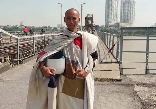 Ông Lê Anh Tú Thích Minh Tuệ tự nguyện dừng việc đi bộ khất thực