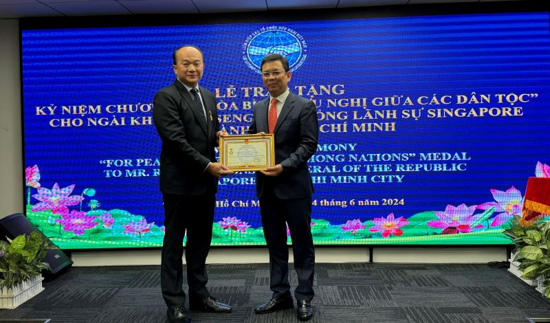 Trao tặng Kỷ niệm chương “Vì hoà bình hữu nghị giữa các dân tộc” cho Tổng lãnh sự Singapore tại TP Hồ Chí Minh
