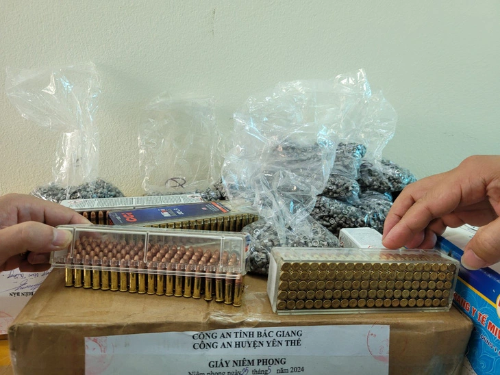 Bắt đối tượng tàng trữ, vận chuyển trái phép hơn 1 tấn vũ khí