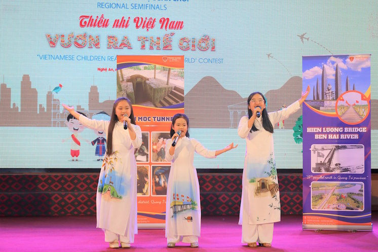 Thiếu nhi duyên hải Nam Trung Bộ và Tây Nguyên thể hiện lòng tự hào dân tộc bằng tiếng Anh
