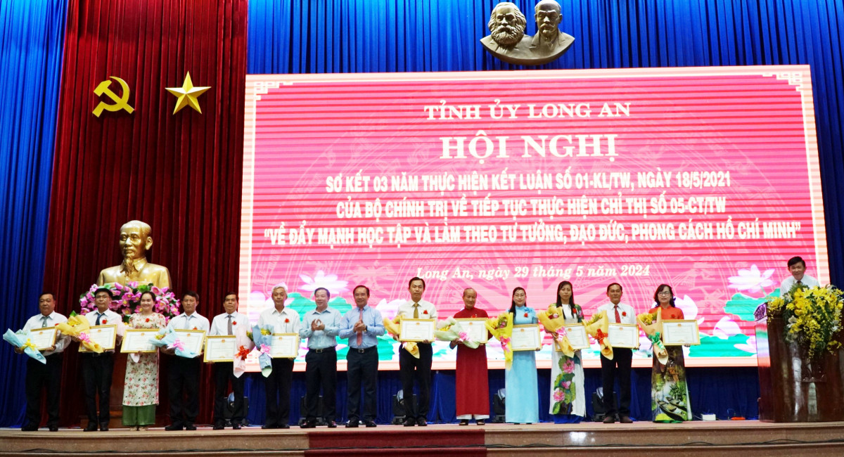 Thực hiện Kết luận số 01 Chuyển biến mạnh mẽ trong nhận thức, hành động của cán bộ, đảng viên và Nhân dân