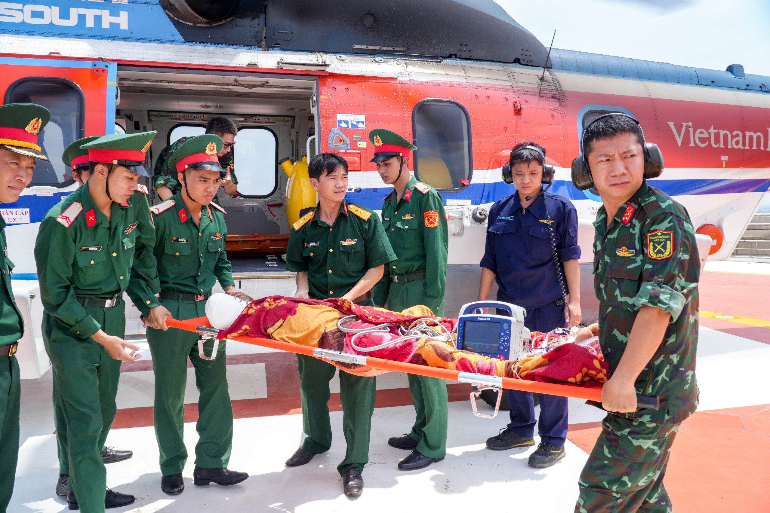 Đưa bệnh nhân bị đứt rời hoàn toàn 1 3 trên cánh tay phải về đất liền an toàn