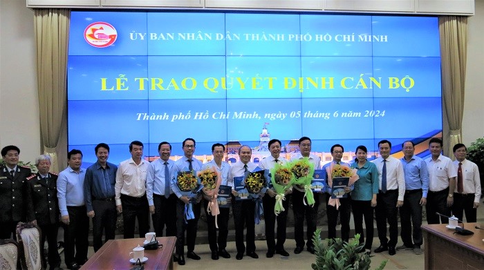 TP Hồ Chí Minh trao quyết định điều động, bổ nhiệm cán bộ chủ chốt