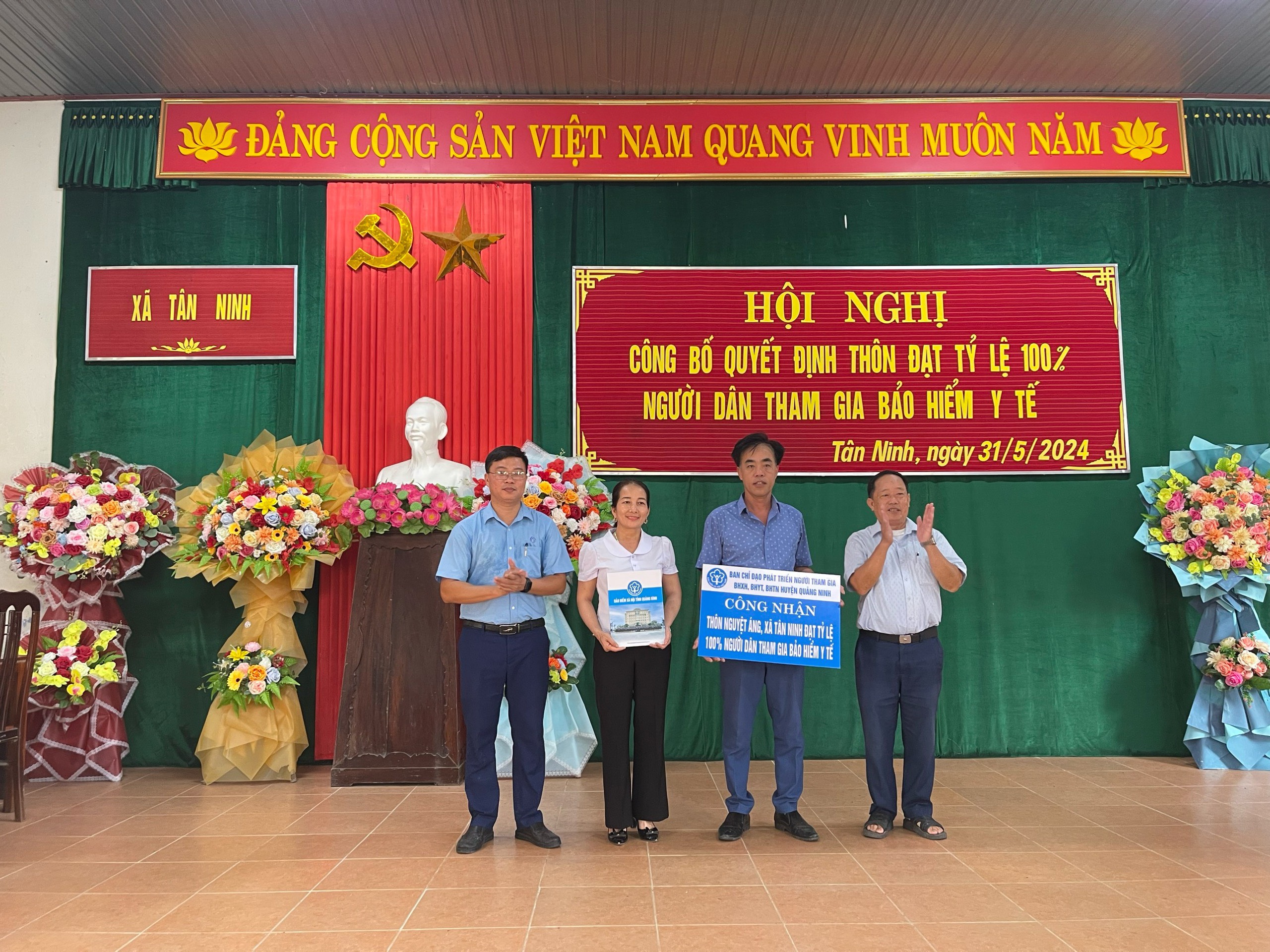 Gắn biển công nhận thôn đạt tỷ lệ 100 người dân tham gia BHYT
