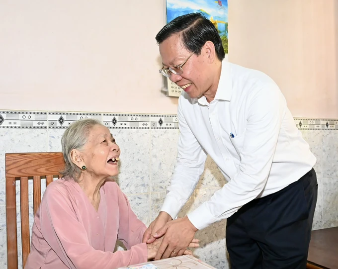 Lãnh đạo TP Hồ Chí Minh thăm, chúc thọ người cao tuổi tiêu biểu