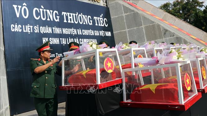 Truy điệu, an táng hài cốt liệt sỹ quân tình nguyện hy sinh tại Lào và Campuchia

​
