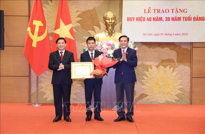 Chủ tịch Quốc hội Trần Thanh Mẫn dự Lễ trao Huy hiệu 40 năm, 30 năm tuổi Đảng