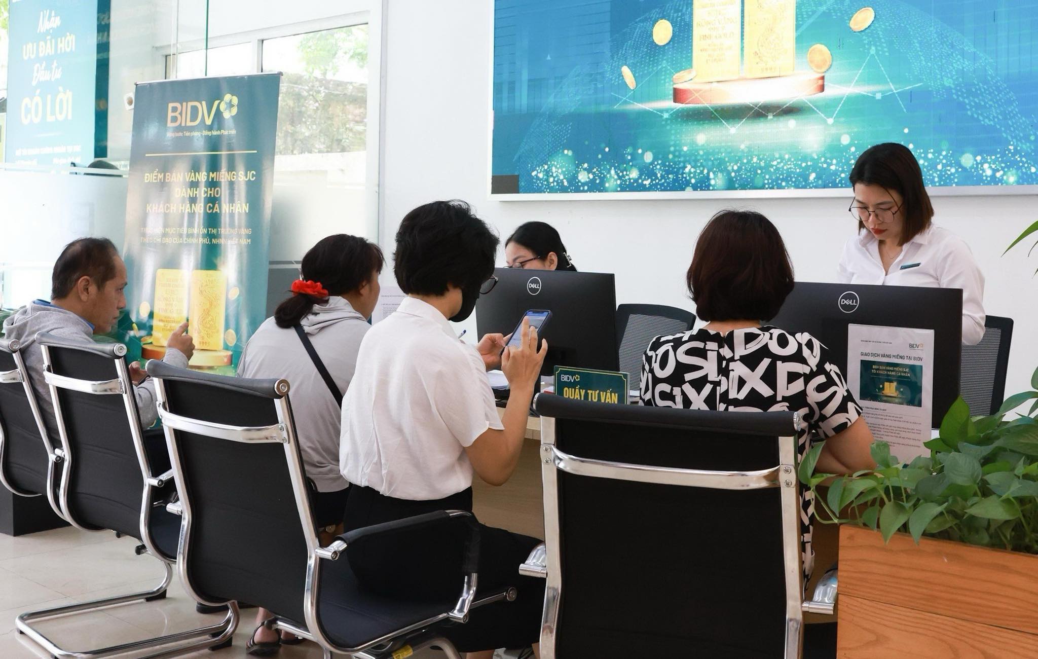 Giá bán vàng miếng SJC hôm nay ở mức 75,98 triệu đồng lượng