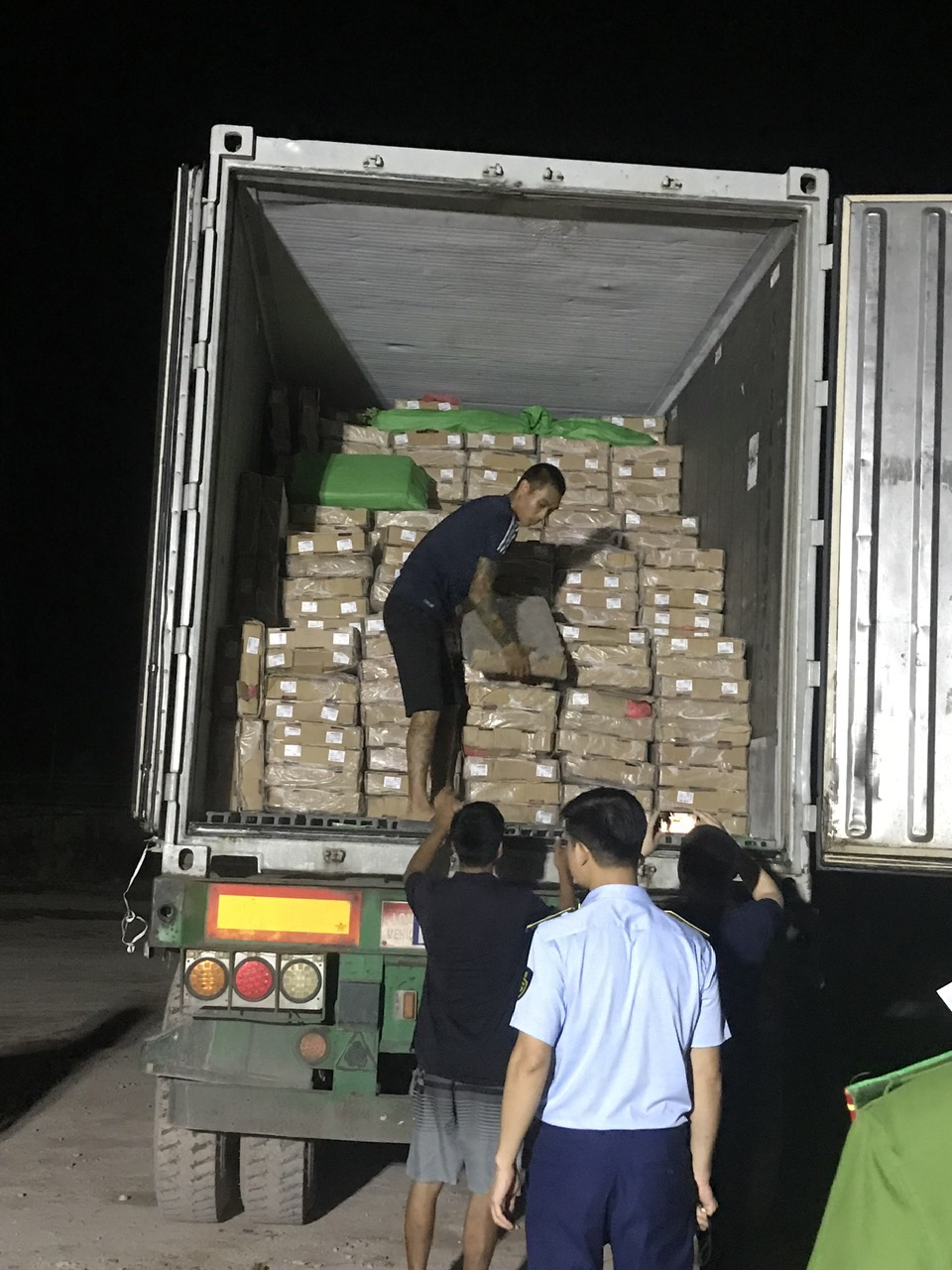Phát hiện gần 25 tấn chân gà đông lạnh không rõ nguồn gốc