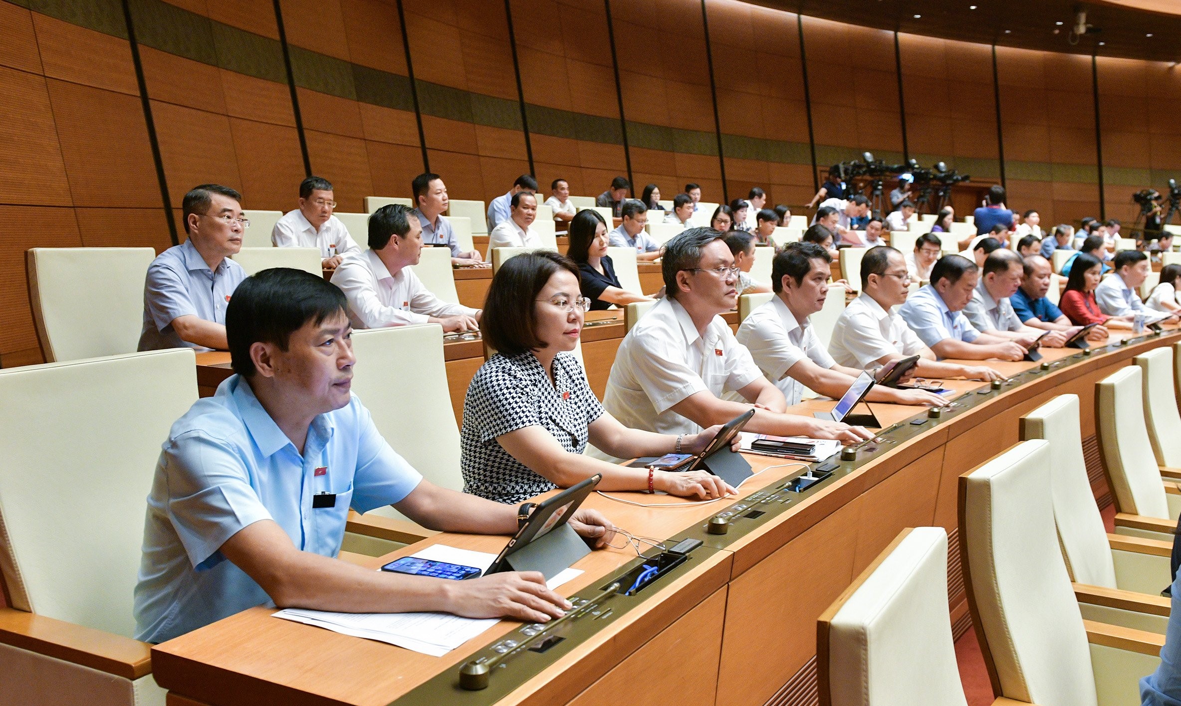 Thông qua Nghị quyết Chương trình xây dựng luật, pháp lệnh năm 2025