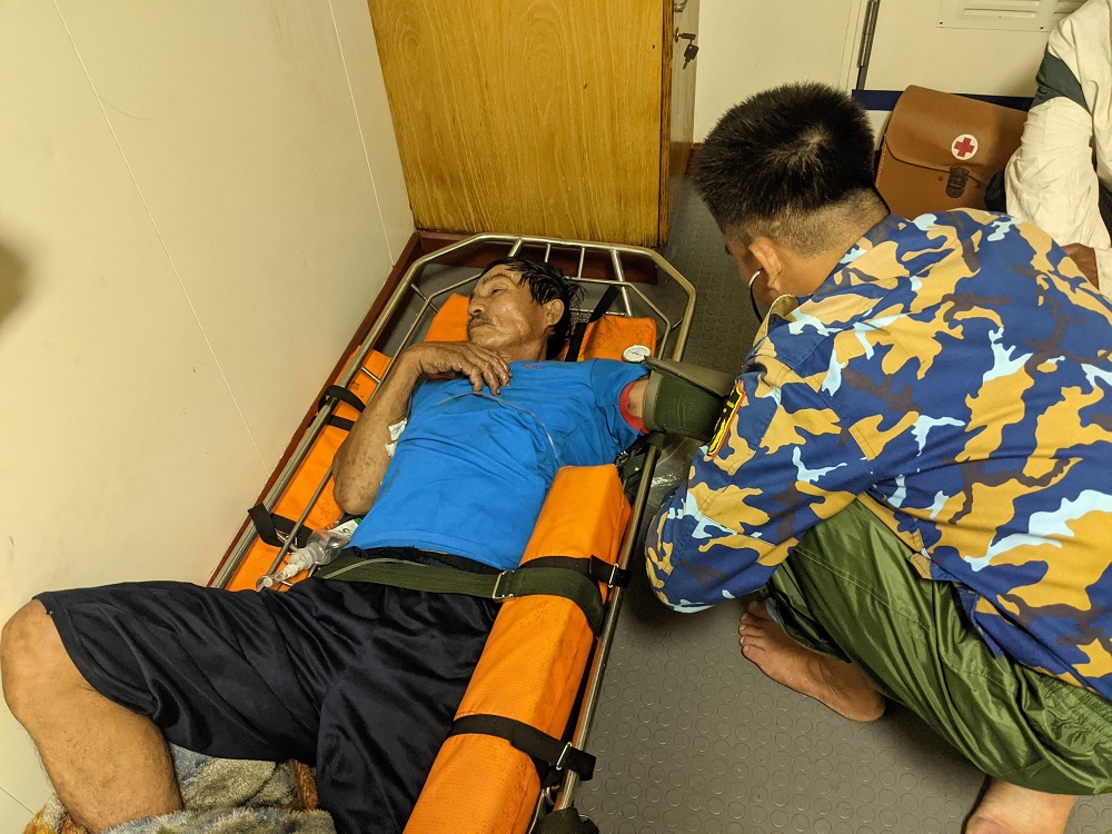 Kịp thời đưa ngư dân về đảo Trường Sa điều trị