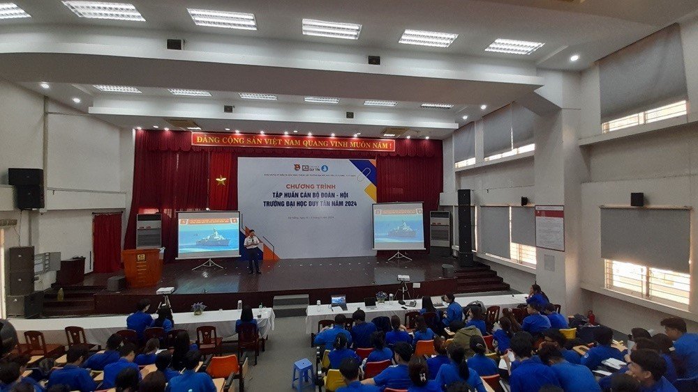 Vùng 3 Hải quân tuyên truyền biển, đảo tại Trường Đại học Duy Tân
