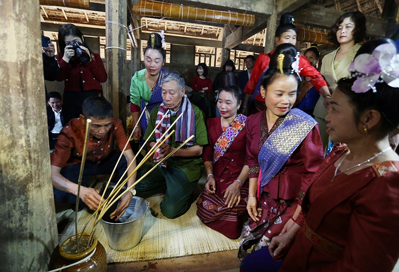 Tục vào nhà mới của người Lào
