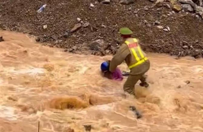 Bộ trưởng Bộ Công an biểu dương Thượng úy Công an dũng cảm cứu dân trong lũ