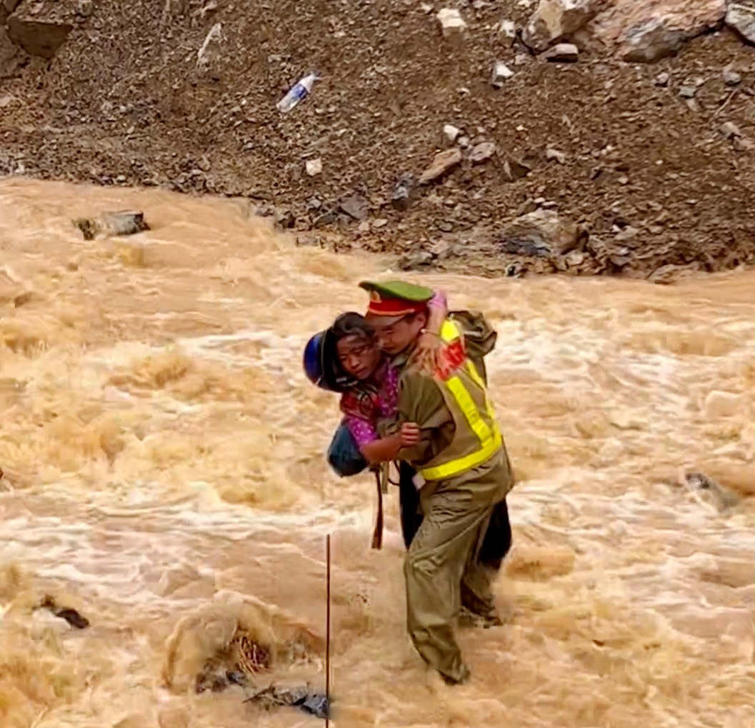 “Tôi chỉ kịp suy nghĩ là phải nhanh chóng cứu người dân”