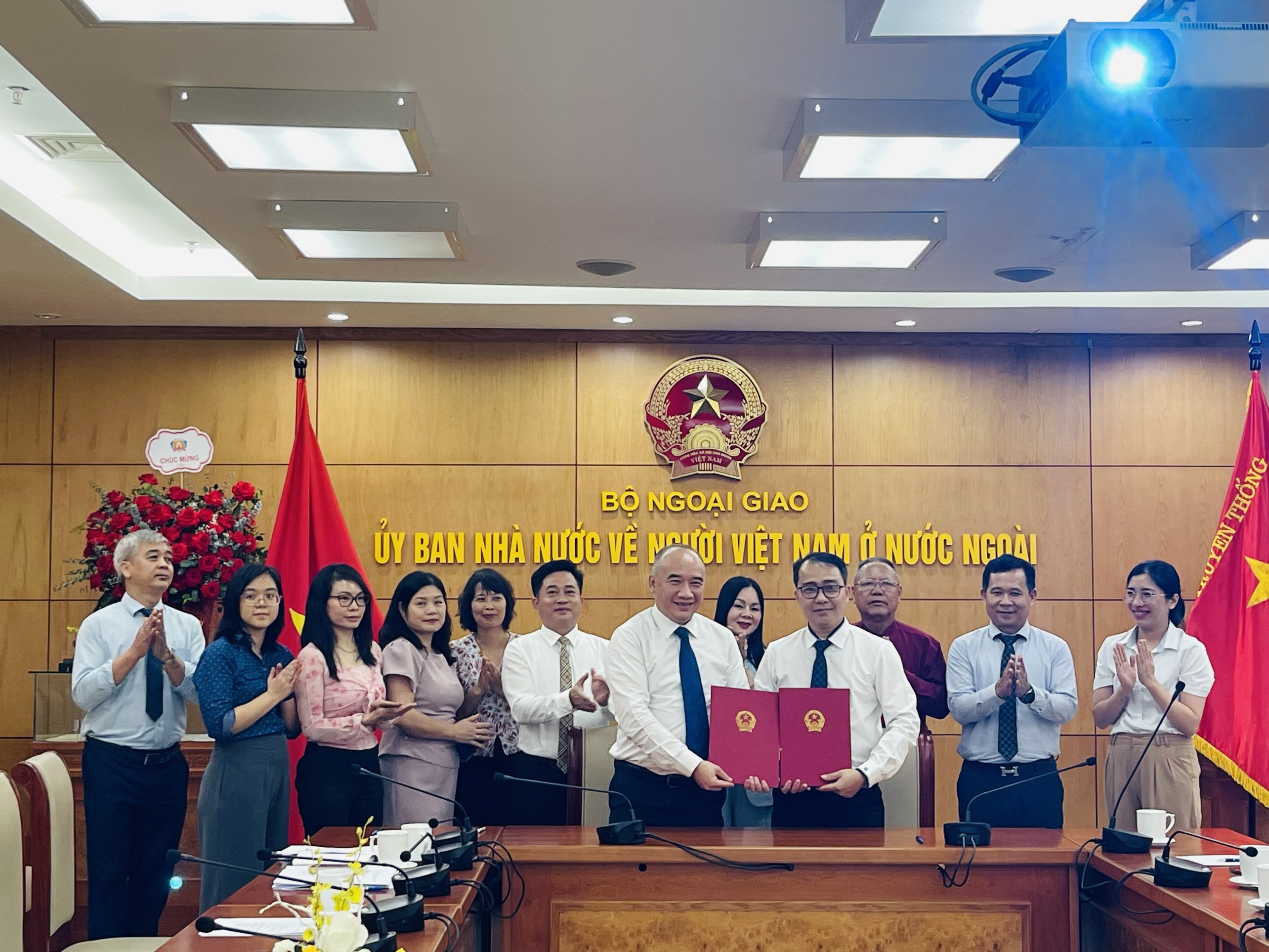 Chăm lo, hỗ trợ pháp lý cho cộng đồng bà con ở nước ngoài