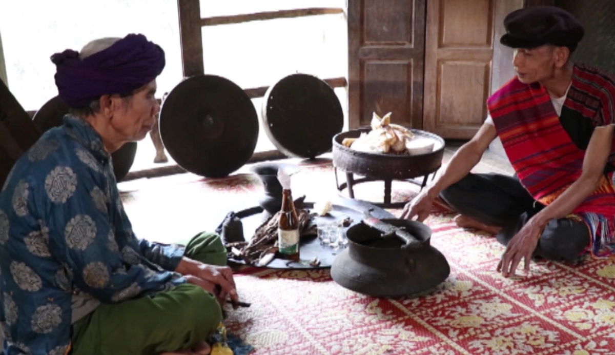 Tục lệ trao kiếm trong đám cưới của người Bru – Vân Kiều