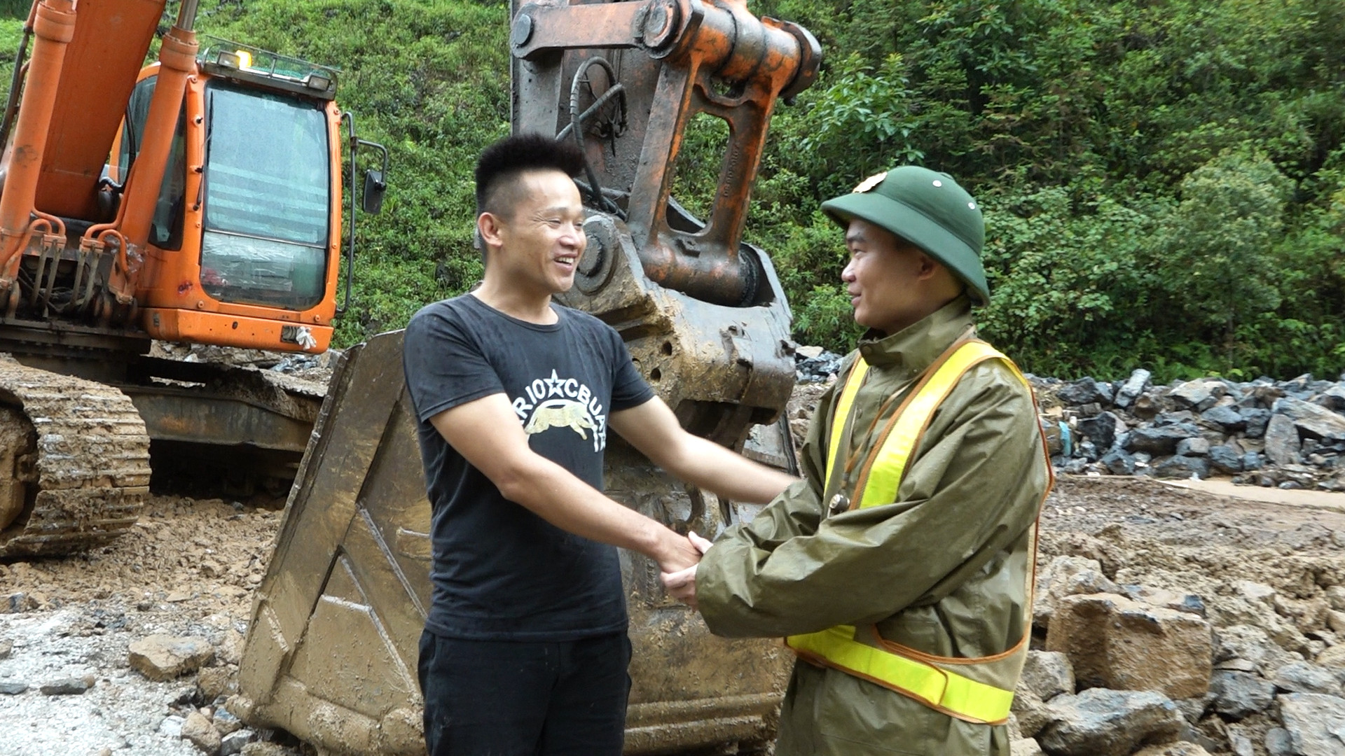 Gặp gỡ chiến sỹ công an vùng cao dũng cảm lao ra giữa dòng nước cứu 2 vợ chồng bị lũ cuốn