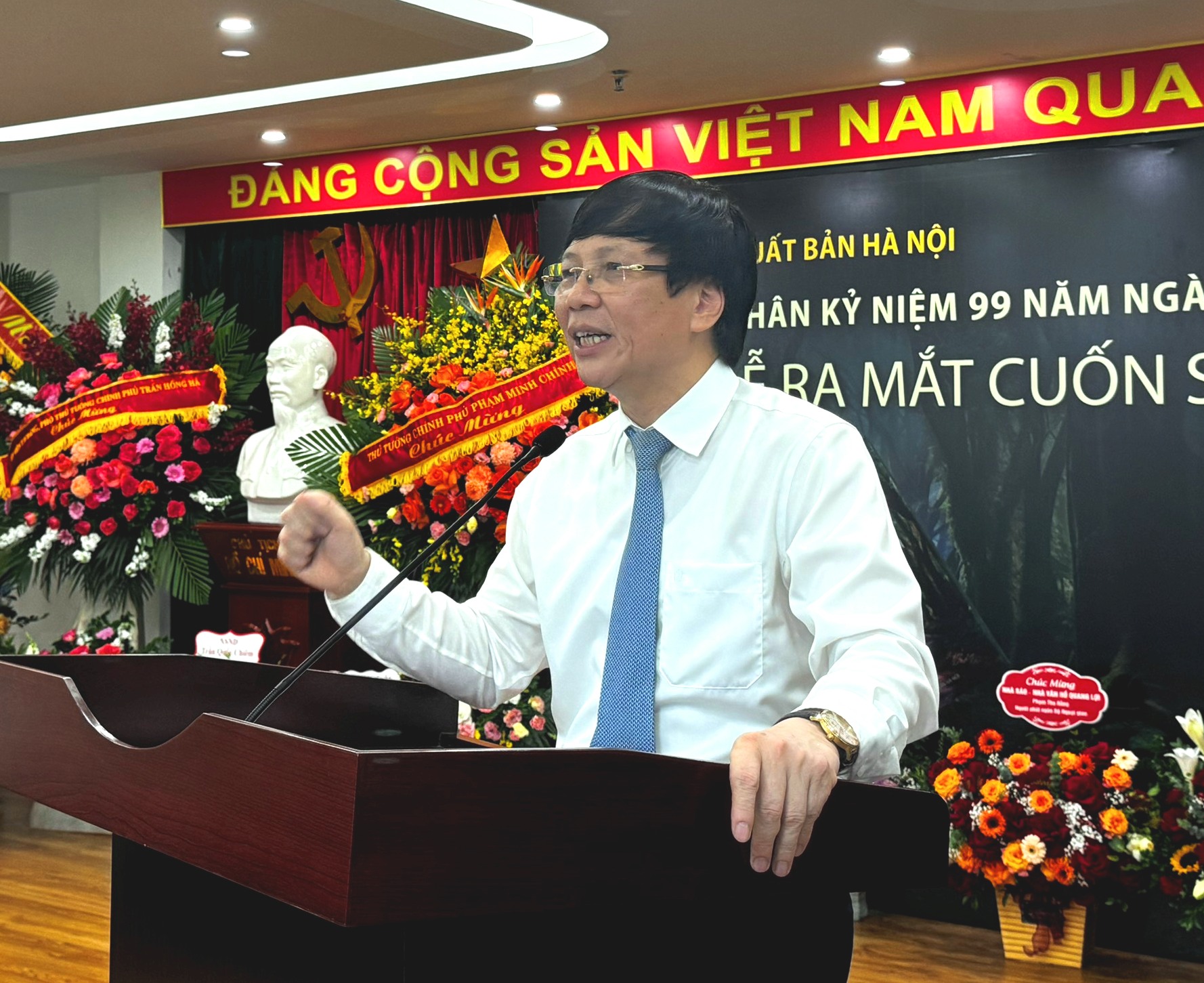Nhà báo Hồ Quang Lợi ra mắt bút ký “Người trên đường đời”