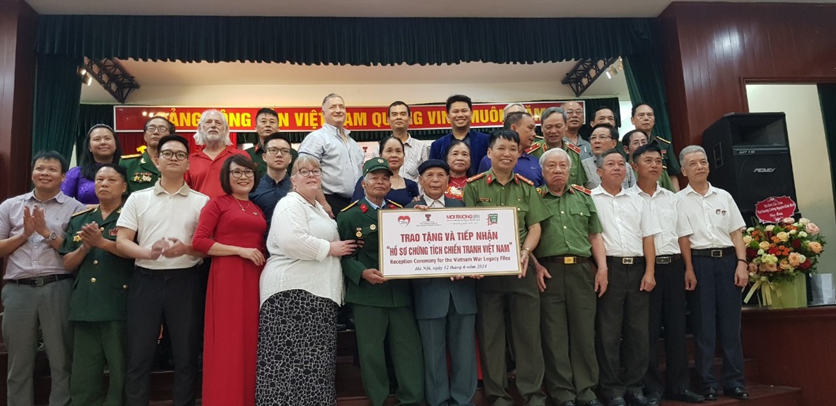 Tiếp nhận “Hồ sơ chứng tích chiến tranh Việt Nam”